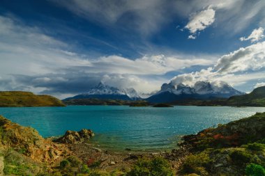 Torres dağlar Torres del Peine Milli Parkı'nda gündoğumu sırasında görünümünü. Patagonia, Şili yan sonbaharda