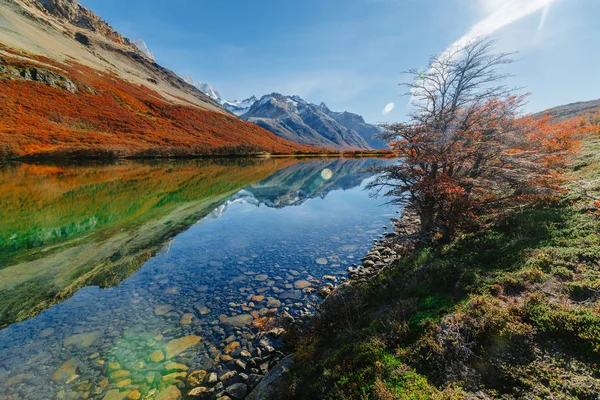 Meren in de herfst van Nationaalpark Los Glaciares in Patagonië, de Argentijnse kant — Stockfoto