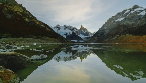 View of the peaks of the mountain of Cerro Torro and the lake in the national park of Los Glaciares during sunset. The autumn in Patagonia, the Argentine side — Stock Photo, Image