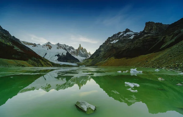 Uitzicht op de toppen van de bergen van Cerro Torro en het meer in het nationaal park Los Glaciares tijdens zonsondergang. De herfst in Patagonië, de Argentijnse kant — Stockfoto