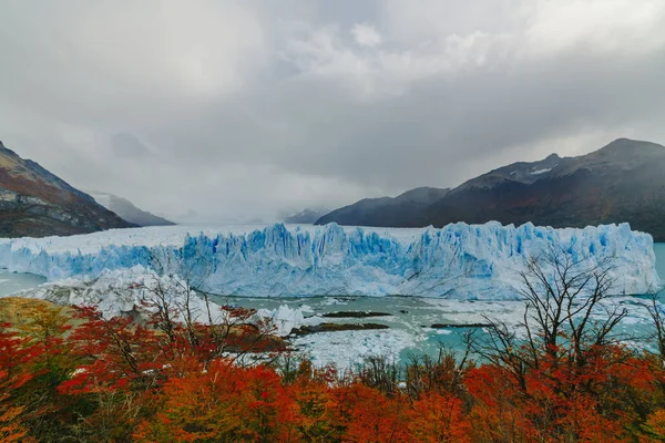 冰川佩里托莫雷诺在公园洛杉矶 Glaciares。秋天在巴塔哥尼亚, 阿根廷边 — 图库照片