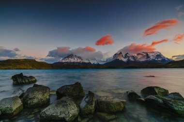 Torres dağlar Torres del Peine Milli Parkı'nda gündoğumu sırasında görünümünü. Patagonia, Şili yan sonbaharda