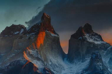 Torres dağlar Torres del Peine Milli Parkı'nda gündoğumu sırasında görünümünü. Patagonia, Şili yan sonbaharda