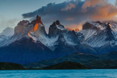 Torres dağlar Torres del Peine Milli Parkı'nda gündoğumu sırasında görünümünü. Patagonia, Şili yan sonbaharda