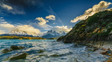 Torres dağlar Torres del Peine Milli Parkı'nda gündoğumu sırasında görünümünü. Patagonia, Şili yan sonbaharda