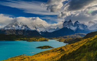 Torres dağlar Torres del Peine Milli Parkı'nda gündoğumu sırasında görünümünü. Patagonia, Şili yan sonbaharda