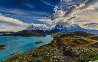 Torres dağlar Torres del Peine Milli Parkı'nda gündoğumu sırasında görünümünü. Patagonia, Şili yan sonbaharda