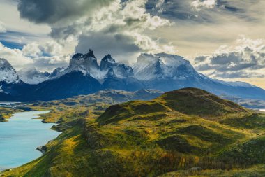 Torres dağlar Torres del Peine Milli Parkı'nda gündoğumu sırasında görünümünü. Patagonia, Şili yan sonbaharda