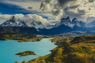 Torres dağlar Torres del Peine Milli Parkı'nda gündoğumu sırasında görünümünü. Patagonia, Şili yan sonbaharda