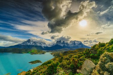 Torres dağlar Torres del Peine Milli Parkı'nda gündoğumu sırasında görünümünü. Patagonia, Şili yan sonbaharda