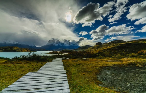 Vista de um caminho de madeira e montanhas no Parque Nacional Torres del Paine em um dia nublado. Outono na Patagônia, o lado chileno — Fotografia de Stock
