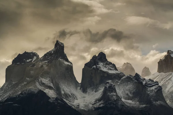 Torres del Peine Milli Parkı günbatımı sırasında dağlarda Torres görünümünü. Patagonism, Şili yan kapsayan