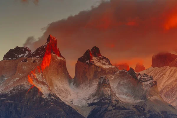 Torres dağlar Torres del Peine Milli Parkı'nda gündoğumu sırasında görünümünü. Patagonia, Şili yan sonbaharda