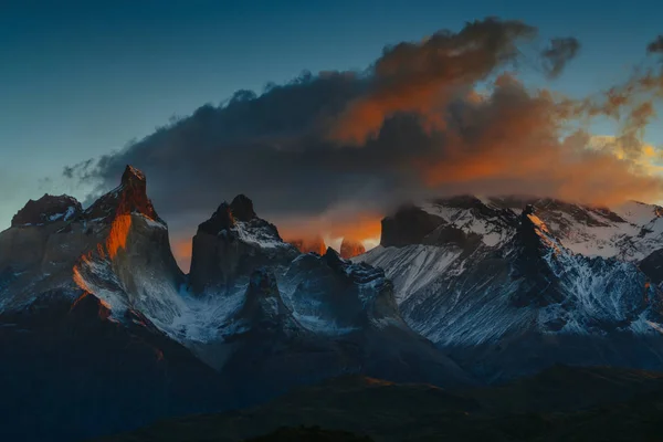 Torres dağlar Torres del Peine Milli Parkı'nda gündoğumu sırasında görünümünü. Patagonia, Şili yan sonbaharda