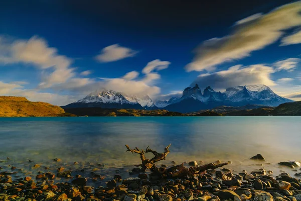 Uitzicht op Torres bergen in de Torres del Peine National Park tijdens zonsopgang. Herfst in Patagonië, de Chileense zijde — Stockfoto