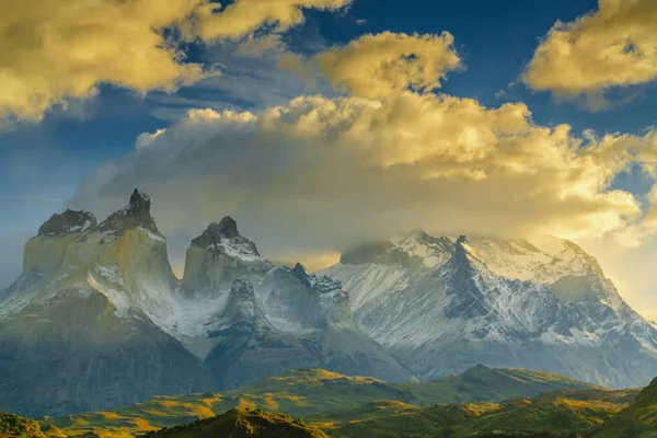 View of Torres Mountains in the Torres del Peine National Park during sunrise. Autumn in Patagonia, the Chilean side — Stock Photo, Image