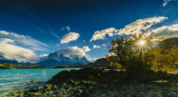 Uitzicht op Torres bergen in de Torres del Peine National Park tijdens zonsopgang. Herfst in Patagonië, de Chileense zijde — Stockfoto