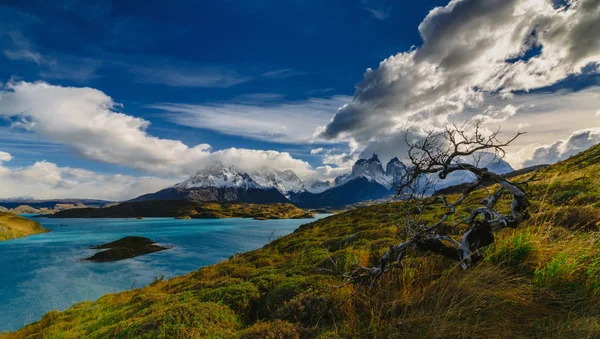 Uitzicht op Torres bergen in de Torres del Peine National Park tijdens zonsopgang. Herfst in Patagonië, de Chileense zijde — Stockfoto