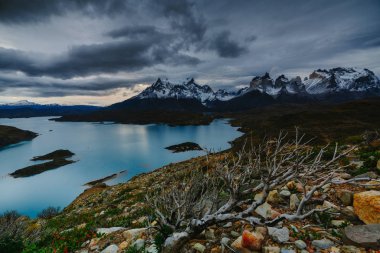 Dağ ve göl günbatımı Torres del Paine Milli Parkı'sırasında görünümünü. Patagonia, Şili yan sonbaharda