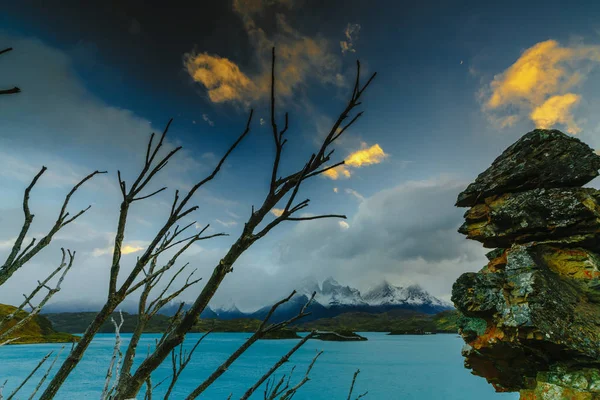 Vista das montanhas e do lago durante o nascer do sol do Parque Nacional Torres del Paine. Outono na Patagônia, o lado chileno — Fotografia de Stock