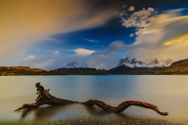 Θέα στα βουνά και τη λίμνη κατά την Ανατολή του ηλίου της Torres del Paine εθνικό πάρκο. Φθινόπωρο στην Παταγονία, πλευρά της Χιλής — Φωτογραφία Αρχείου