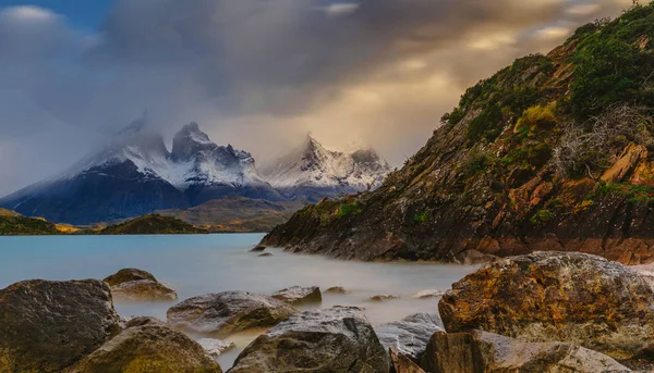 Θέα στα βουνά και τη λίμνη κατά την Ανατολή του ηλίου της Torres del Paine εθνικό πάρκο. Φθινόπωρο στην Παταγονία, πλευρά της Χιλής — Φωτογραφία Αρχείου