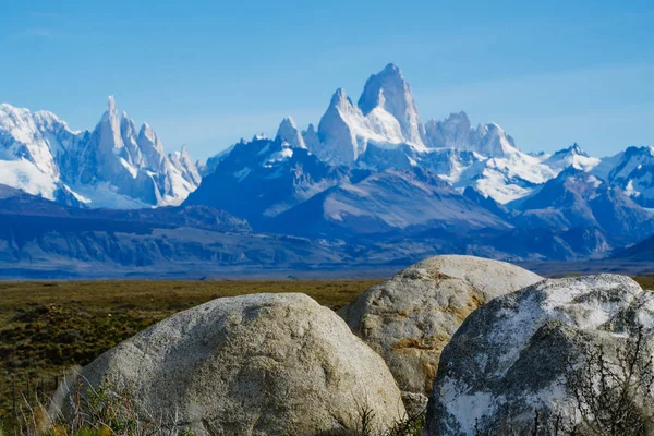 Keien en uitzicht op de bergen in het Nationaal Park Los Glaciares National Park. Vallen in Patagonië, de Argentijnse kant — Stockfoto