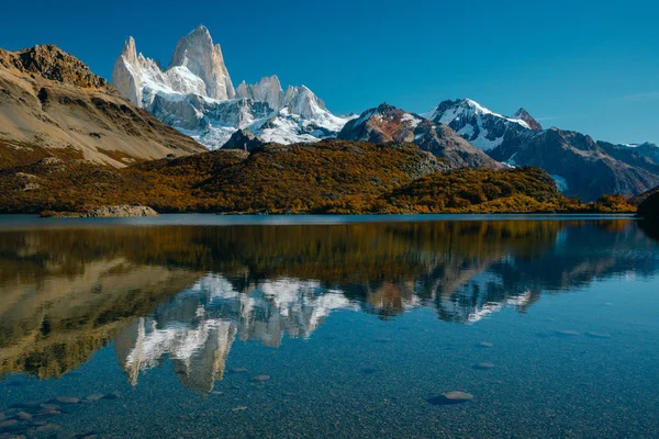 Uitzicht op Mount Fitz Roy en het meer in het Nationaalpark Los Glaciares. Herfst in Patagonië, de Argentijnse kant — Stockfoto
