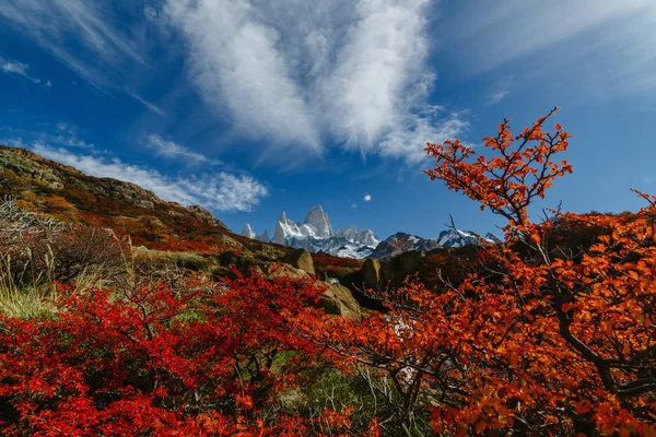 Вид на гору Фитц-Рой и красный берег национального парка Лос-Анджелес в дневное время. Осень в Патагонии, аргентинской стороне — стоковое фото