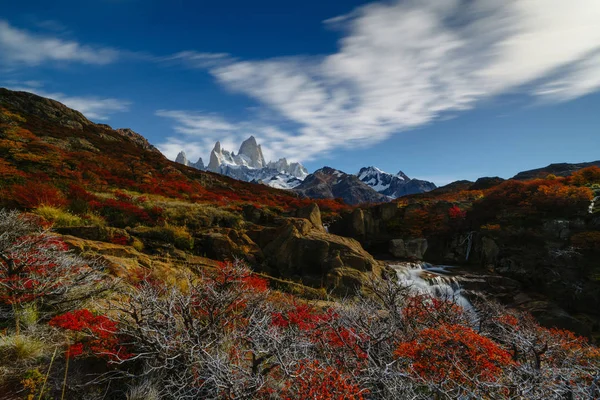 Uitzicht op de berg Fitz Roy en de waterval in het Los Glaciares National Park. Herfst in Patagonië, de Argentijnse kant — Stockfoto