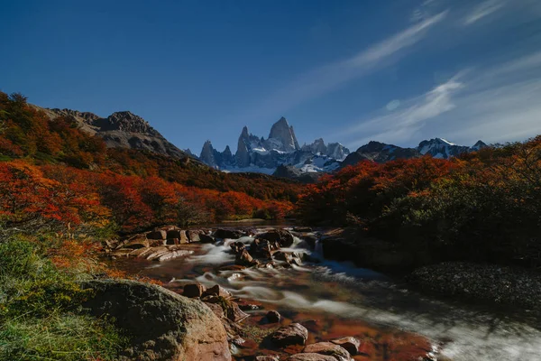 Uitzicht op de berg Fitz Roy en de waterval in het Los Glaciares National Park. Herfst in Patagonië, de Argentijnse kant — Stockfoto