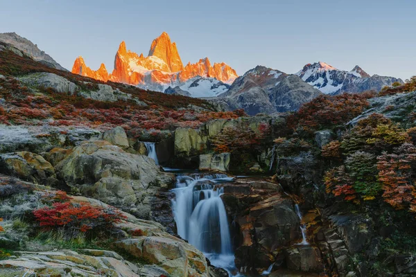 Görünümü şelale Los Glaciares Milli Parkı içinde gündoğumu sırasında ve Mount Fitz Roy. Patagonia, Arjantin tarafı sonbaharda