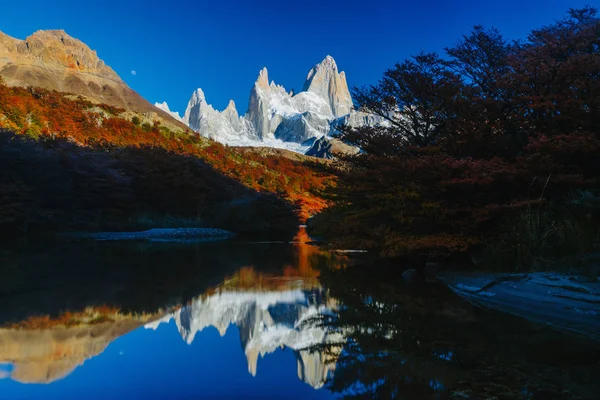 Θέα Mount Fitz Roy και το ποτάμι για το εθνικό πάρκο του Los Glaciares κατά την Ανατολή του ηλίου. Φθινόπωρο στην Παταγονία, την πλευρά της Αργεντινής — Φωτογραφία Αρχείου