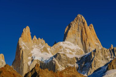 Fitz Roy Dağı ve Gölü Milli Parkı Los Glaciares Milli Parkı'nda gündoğumu, görünümünü. Patagonia, Arjantin tarafı sonbaharda