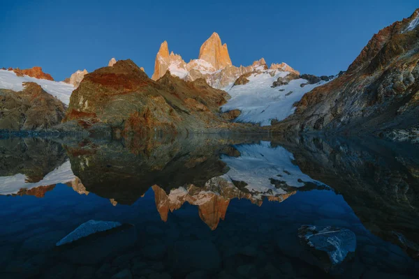 Uitzicht op Mount Fitz Roy en het meer in het Nationaalpark Los Glaciares National Park bij zonsopgang. Herfst in Patagonië, de Argentijnse kant — Stockfoto
