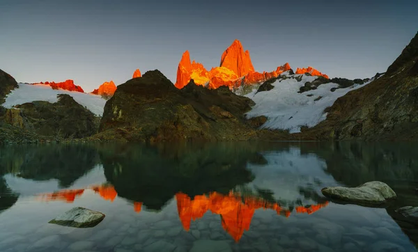 Uitzicht op Mount Fitz Roy en het meer in het Nationaalpark Los Glaciares National Park bij zonsopgang. Herfst in Patagonië, de Argentijnse kant — Stockfoto