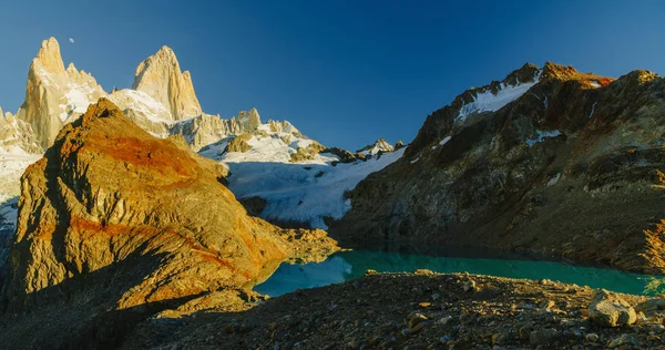 Uitzicht op Mount Fitz Roy en het meer in het Nationaalpark Los Glaciares National Park bij zonsopgang. Herfst in Patagonië, de Argentijnse kant — Stockfoto