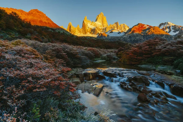 View of Mount Fitz Roy and the river in the National Park of Los Glaciares during sunrise. Autumn in Patagonia, the Argentine side — Stock Photo, Image