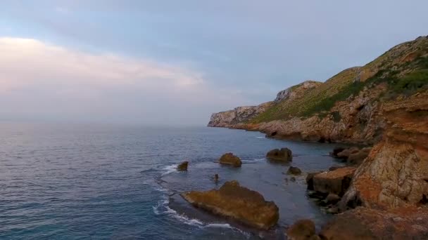 데 니 아의 도시 근처 바다와 해안을 공중에서 볼 수 있습니다. 지구의 발렌시아, 스페인 봄 — 비디오