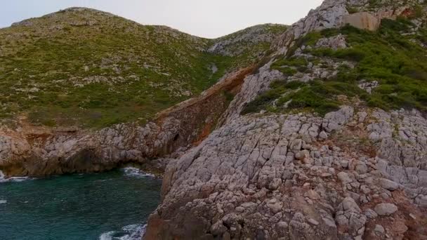 Una vista dall'aria alla costa e il mare vicino alla città di Denia. Distretto di Valencia, primavera in Spagna — Video Stock