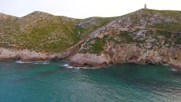 Una vista desde el aire hasta la costa y el mar cerca de la ciudad de Denia. Barrio de Valencia, primavera en España — Vídeo de stock