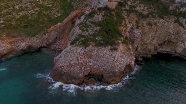 Uma vista do ar para a costa e o mar perto da cidade de Denia. Distrito de Valência, primavera em Espanha — Vídeo de Stock