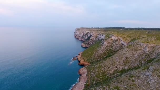 En vy från luften till kusten och havet nära staden Denia. Distriktet Valencia, våren i Spanien — Stockvideo