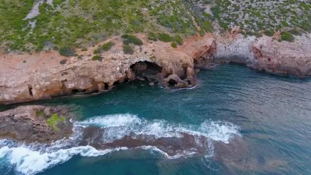 Une vue de l'air sur la côte et la mer près de la ville de Denia. District de Valence, printemps en Espagne — Video