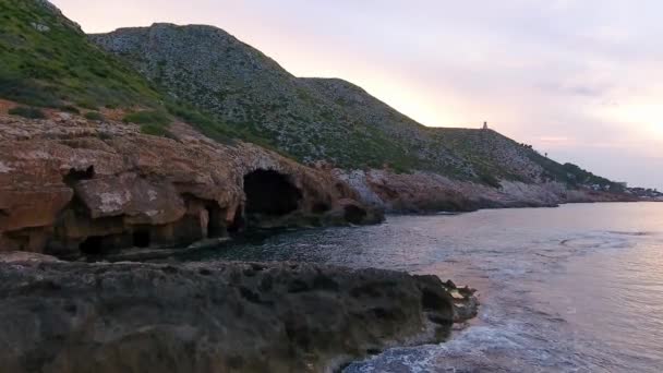 Μια άποψη από τον αέρα μέχρι την ακτή και τη θάλασσα κοντά την πόλη Denia. Περιοχή της Βαλένθια, άνοιξη στην Ισπανία — Αρχείο Βίντεο