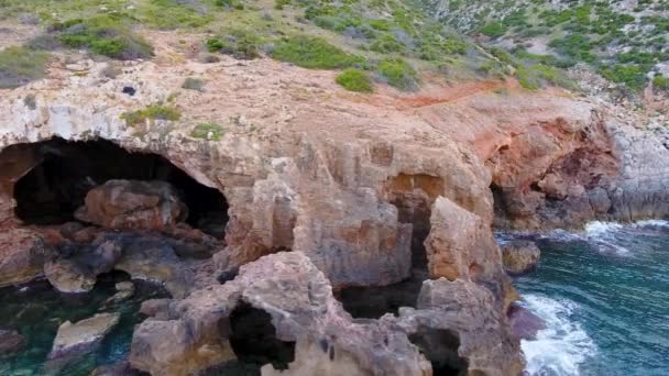 Una vista dall'aria alla costa e il mare vicino alla città di Denia. Distretto di Valencia, primavera in Spagna — Video Stock