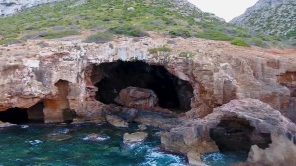 Uma vista do ar para a costa e o mar perto da cidade de Denia. Distrito de Valência, primavera em Espanha — Vídeo de Stock