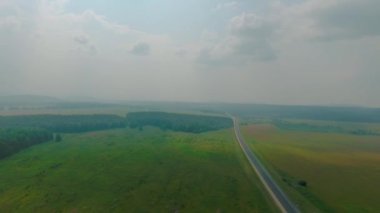 Yol, orman ve alanları, Sverdlovsk bölgesi, Rusya havadan görünümü