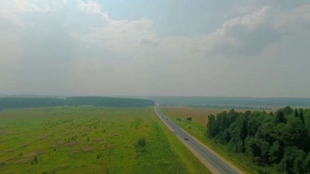 Vue aérienne de la route, de la forêt et des champs dans la région de Sverdlovsk, Russie — Video