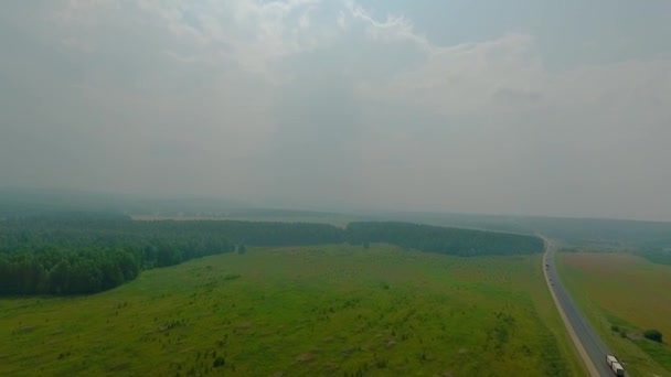 Flygfoto över vägen, skogen och fälten i Sverdlovsk-regionen, Ryssland — Stockvideo